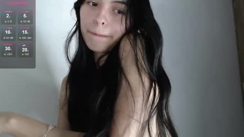 Snapshot of bella_musee chatting on 12.31.24   online show from 12.31.24