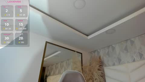 bella_peach_ online show from 03.17.26