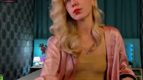 Snapshot of bella_stewartt chatting on 09.15.25 Bella online show from 09.15.25