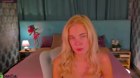 Snapshot of bella_stewartt chatting on 09.22.25 Bella online show from 09.22.25