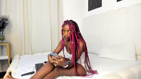 Snapshot of bella_thequeen chatting on 06.25.26 Bella sweetpea online show from 06.25.26
