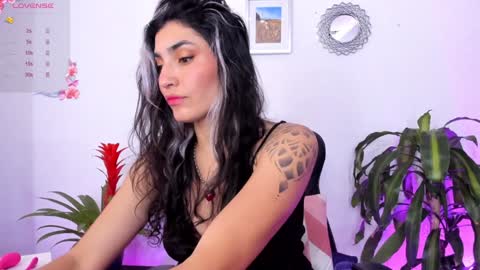 Snapshot of bella_thorne3 chatting on 01.21.25 Bella online show from 01.21.25