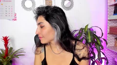 Snapshot of bella_thorne3 chatting on 01.30.25 Bella online show from 01.30.25