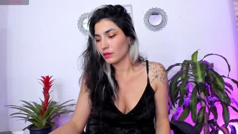 Snapshot of bella_thorne3 chatting on 02.01.25 Bella online show from 02.01.25