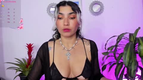 Snapshot of bella_thorne3 chatting on 02.08.25 Bella online show from 02.08.25