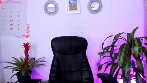 Snapshot of bella_thorne3 chatting on 02.08.25 Bella online show from 02.08.25