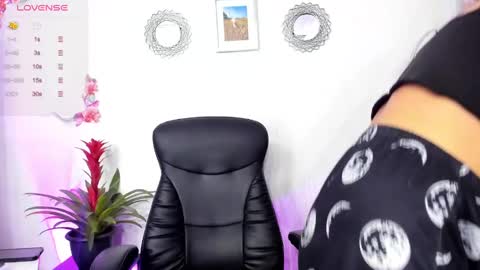 Snapshot of bella_thorne3 chatting on 02.25.25 Bella online show from 02.25.25