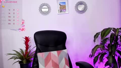 Snapshot of bella_thorne3 chatting on 03.04.25 Bella online show from 03.04.25