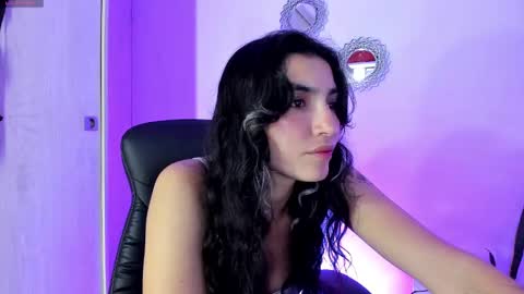 Snapshot of bella_thorne3 chatting on 10.08.25 Bella online show from 10.08.25