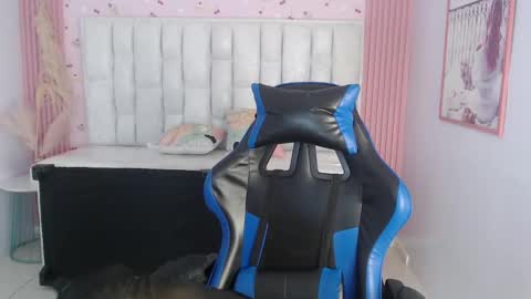 Snapshot of bella_vibes_s chatting on 09.26.25 Bella online show from 09.26.25