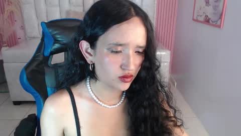 Snapshot of bella_vibes_s chatting on 10.26.25 Bella online show from 10.26.25