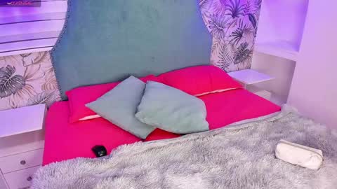 Snapshot of bellaa_becca chatting on 12.21.24 Bella Becca online show from 12.21.24