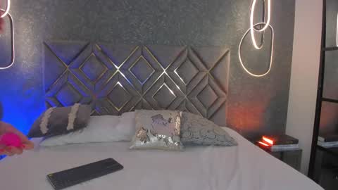 Snapshot of bellaa_swant chatting on 11.22.25 Cris online show from 11.22.25