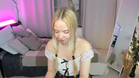 Snapshot of bellamontgomery chatting on 10.16.25 Bella online show from 10.16.25