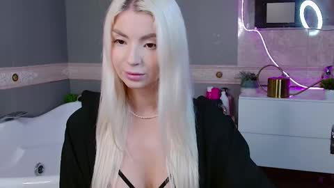 Snapshot of bellamur_ chatting on 05.19.26 Bella online show from 05.19.26