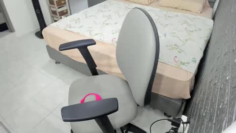 Snapshot of bellaprettty chatting on 01.16.25 Bella Angelycal online show from 01.16.25