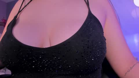 Snapshot of bellarosex1 chatting on 01.15.25  Bella Rose  online show from 01.15.25