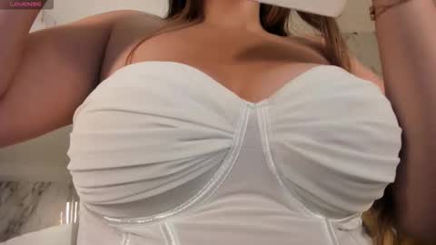Snapshot of bellarosex1 chatting on 09.25.25  Bella Rose  online show from 09.25.25