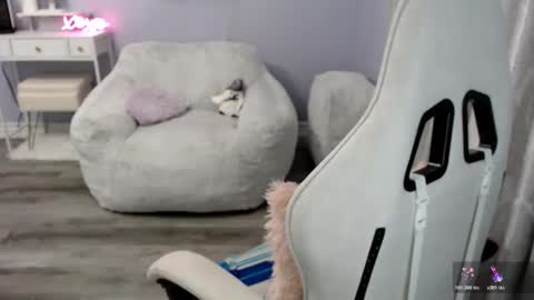 Snapshot of bellastar84 chatting on 12.17.25 Starr40 online show from 12.17.25