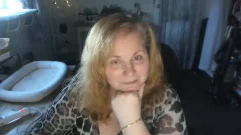 Snapshot of bellavoca chatting on 11.16.25 Bellavoca online show from 11.16.25