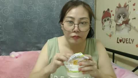 Snapshot of bellbabe chatting on 03.10.25 Bella online show from 03.10.25