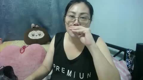 Snapshot of bellbabe chatting on 11.30.25 Bella online show from 11.30.25