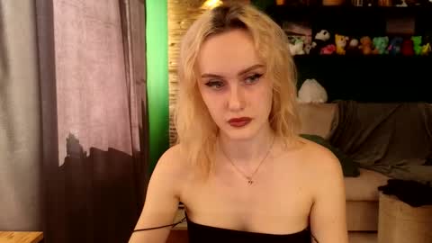 Snapshot of belle_vill chatting on 09.14.25 Belle online show from 09.14.25