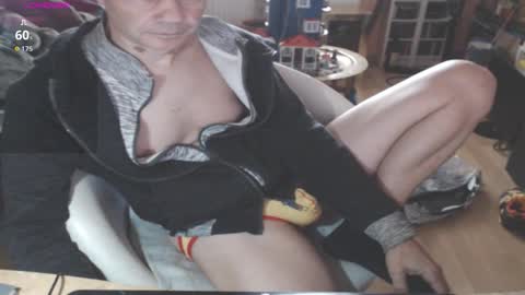 Snapshot of benijamin chatting on 10.13.25 benijamin online show from 10.13.25