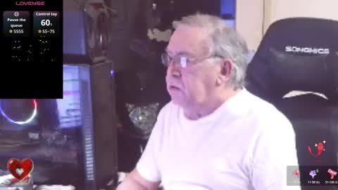 Snapshot of best127 chatting on 12.15.25 jean online show from 12.15.25