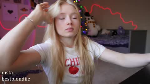 Snapshot of bestblondiiecb chatting on 12.21.24 Chloe Next stream on Friday online show from 12.21.24