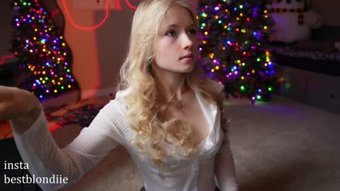 Snapshot of bestblondiiecb chatting on 12.23.24 Chloe Next stream on Friday online show from 12.23.24