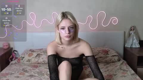 Snapshot of betty_blame chatting on 11.06.25 Betty and Oscar online show from 11.06.25