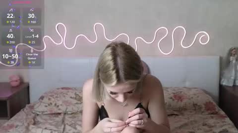 Snapshot of betty_blame chatting on 11.09.25 Betty and Oscar online show from 11.09.25