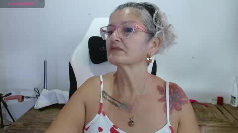 Snapshot of bety_cum3 chatting on 04.28.26 bibiana online show from 04.28.26