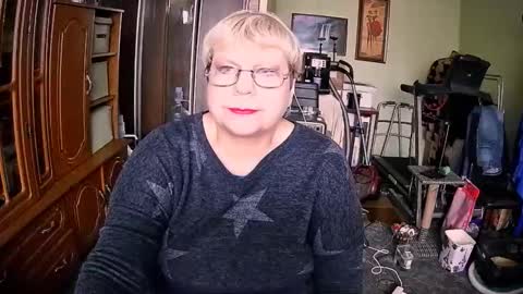 BeverlyQCynia online show from 11.19.25