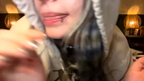 Ellie  online show from 04.10.26