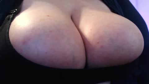 Snapshot of bigbittiesandfun chatting on 04.23.26 bigbittiesandfun online show from 04.23.26