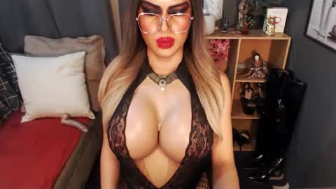 Snapshot of bigbomblhoraine chatting on 02.11.25 Loraine Cruz online show from 02.11.25