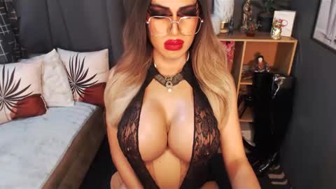 Snapshot of bigbomblhoraine chatting on 03.10.25 Loraine Cruz online show from 03.10.25