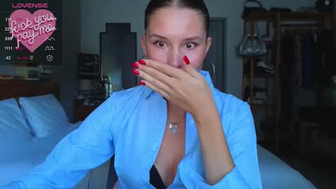 Snapshot of bigbrainbaddie chatting on 11.25.25 online show from 11.25.25