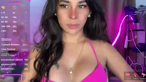 Snapshot of bigcockamanda23 chatting on 10.28.25 queen amanda online show from 10.28.25