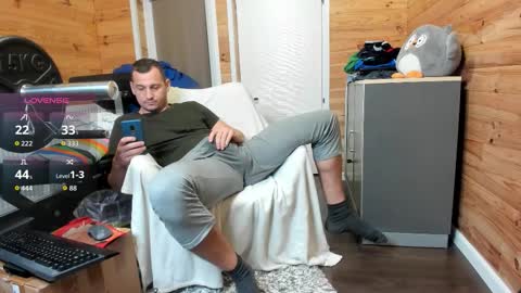 Snapshot of bigsshark chatting on 10.29.25 bigsshark online show from 10.29.25