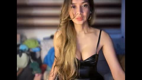 Yna     online show from 11.17.25