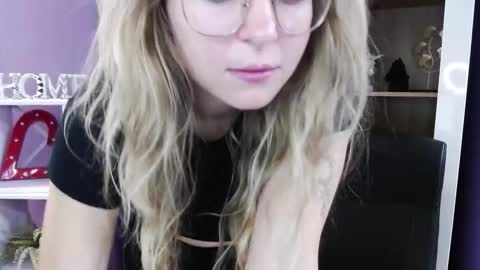 Z O E Y online show from 10.23.25