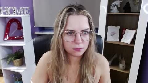 Z O E Y online show from 10.28.25