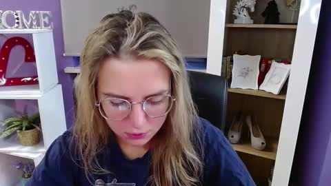 Z O E Y online show from 10.29.25