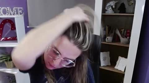 Z O E Y online show from 11.19.25