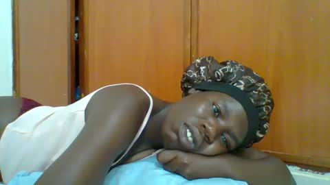 Snapshot of blacksexygal chatting on 11.05.25 SARAH online show from 11.05.25