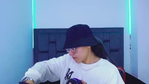 Snapshot of blade_sensual chatting on 10.19.25 blade_sensual online show from 10.19.25