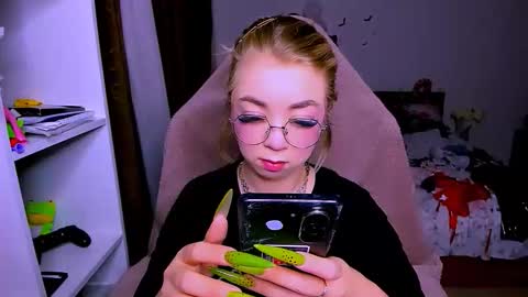 Snapshot of blinkofeyes chatting on 12.22.25 Nicole online show from 12.22.25